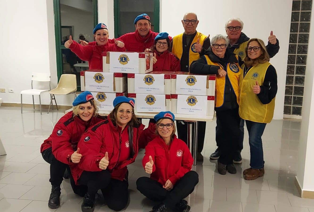 Pacchi donati alle famiglie in difficoltà